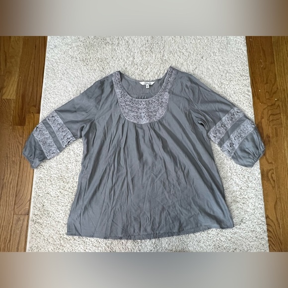 Women's Large Krazy Kat Gray Lace Detail Top NWT - Picture 1 of 9